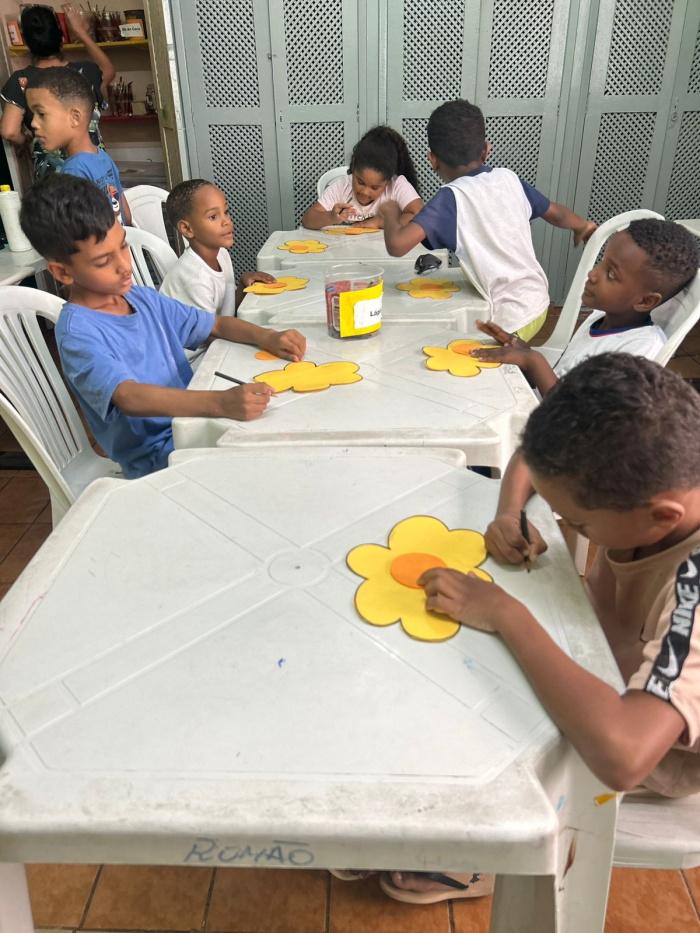 Produção de Gérberas para ação do Maio Laranja no Centro de Convivência Romão