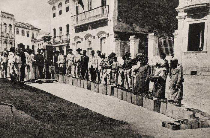 Fila para abastecimento de água no Chafariz de Santa Luzia, construído por Duarte de Lemos