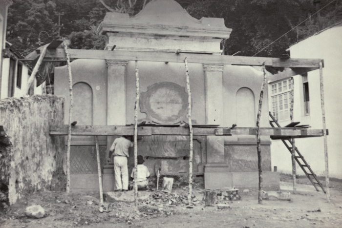 Operarios trabalhando na restauração do Chafariz da Capixaba Decada de 1920