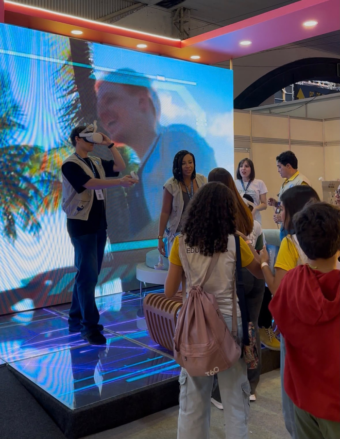 Óculos de realidade virtual transportava visitantes para pontos turísticos da capital.