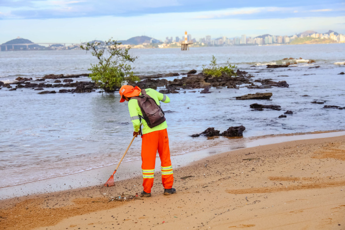 Inicio da Limpeza das Orlas e Praias da Costa de Vitória