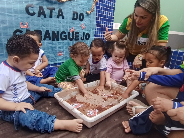 Crianças aprendem sobre cata do caranguejo