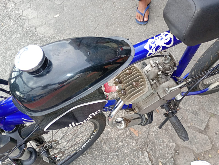 bicicleta à combustão guarda