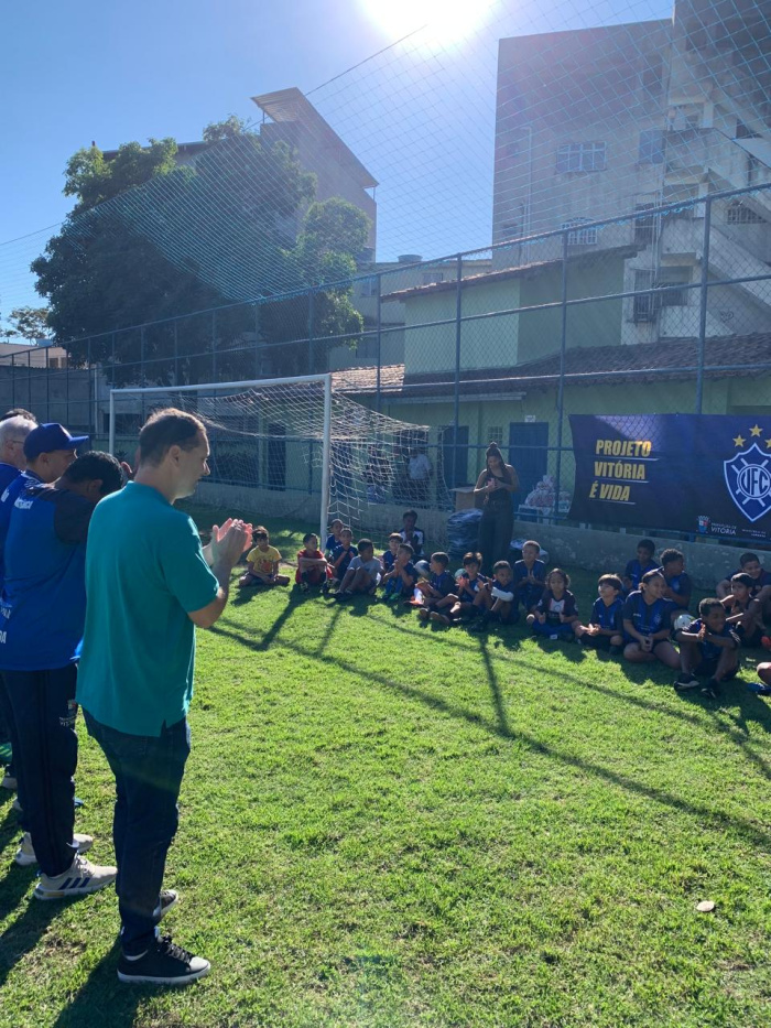 Entrega de kit esportivo do projeto Vitória é Vida no núcleo Boimfim