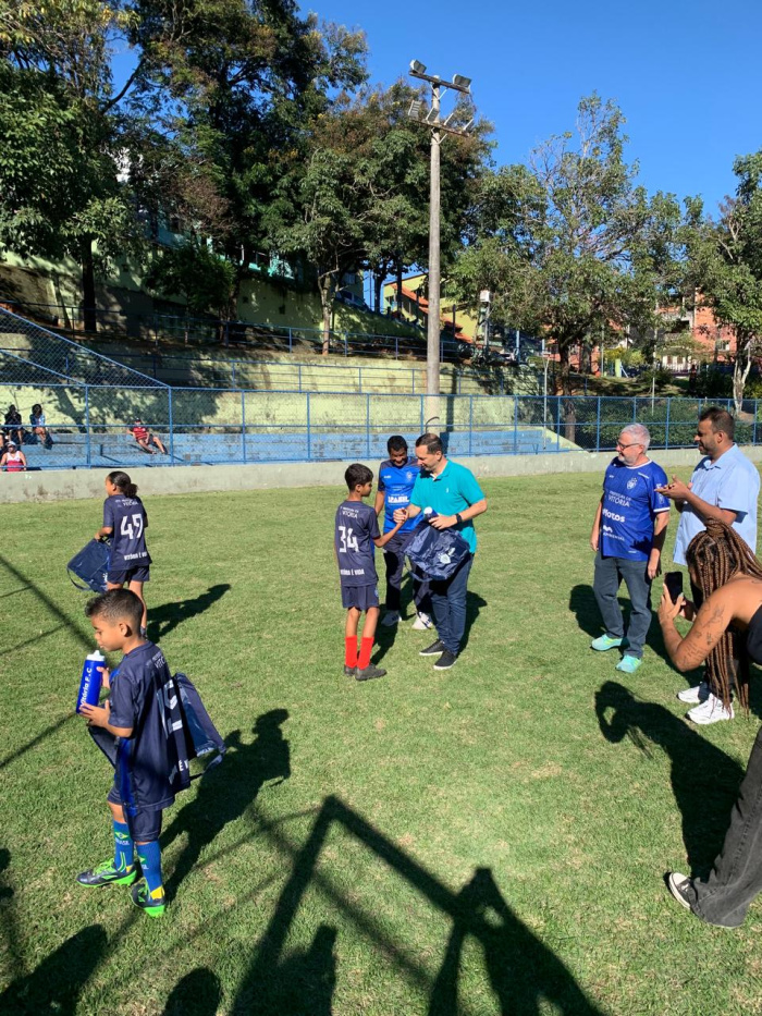 Entrega de kit esportivo do projeto Vitória é Vida no núcleo Boimfim
