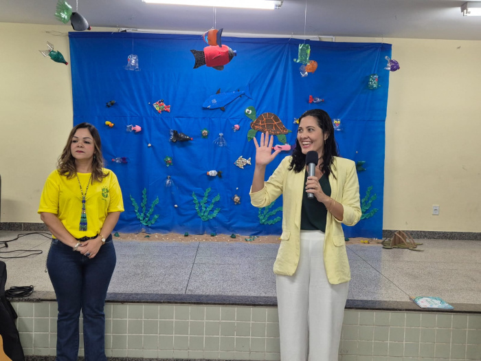 Diretora da Emef Padre Anchieta, Suelen Biazi, e secretária municipal de Educação, Juliana Rohsner