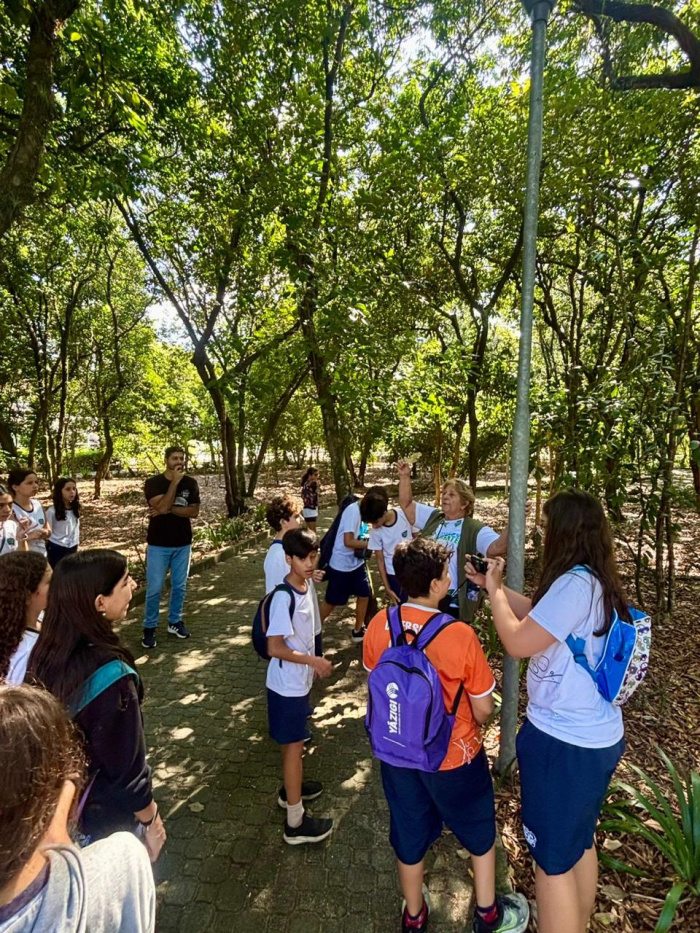 Estudantes exploram a restinga em circuito ambiental em Vitória nesta segunda-feira (22)