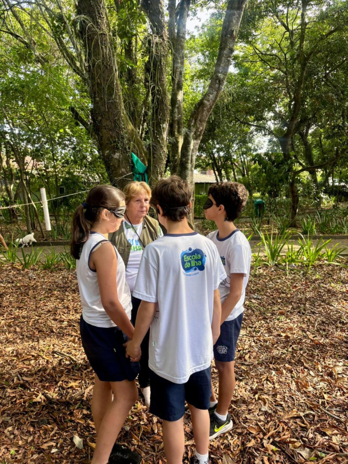 Estudantes exploram a restinga em circuito ambiental em Vitória nesta segunda-feira (22)