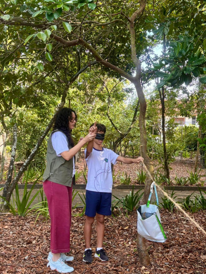 Estudantes exploram a restinga em circuito ambiental em Vitória nesta segunda-feira (22)