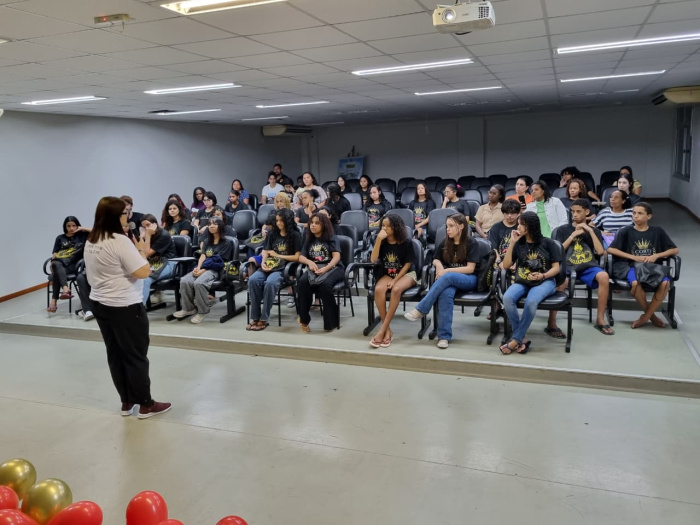 Estudantes de Vitória iniciam formação em programação e robótica