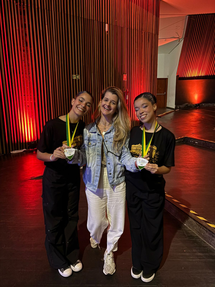 As dançarinas Isabela Nery e Bruna Mandelli com a coreógrafa Aline Charpinel.