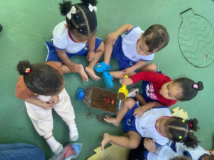 Crianças do Cmei Darcy Vargas desenvolvem aprendizagem com horta