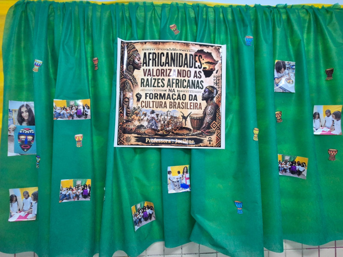 Trabalhos expostos sobre Africanidades na EmefTI Anacleta Schneider Lucas