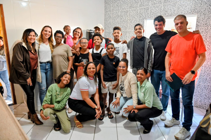 Entrega da residência so senhor Sr. Kleber Mendes, de 63 anos, beneficiário do Bônus Moradia