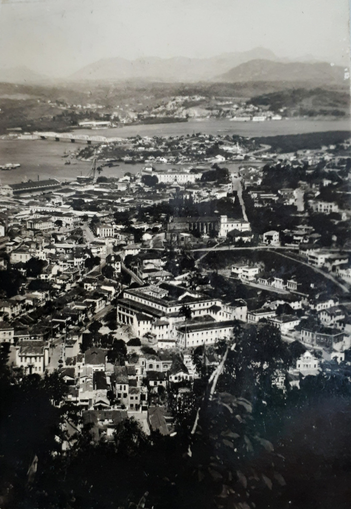 A partir da Fonte Grande, no centro, o Complexo do Carmo, e, ao fundo, Ilha do Príncipe. 1940