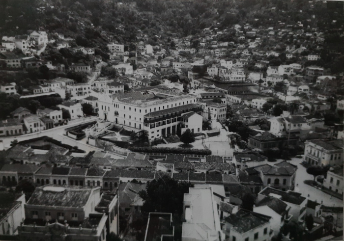 Igreja do Carmo e Rua Cel. Monjardim. Ao fundo, Convertidora (bondes) e Fonte Grande. 1940
