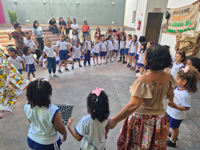 Contação de história no Mucane com estudantes do Cmei Ernestina Pessoa