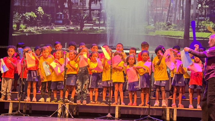 Crianças de Cmei da Piedade apresentam musicalização no Palácio da Cultura Sônia Cabral