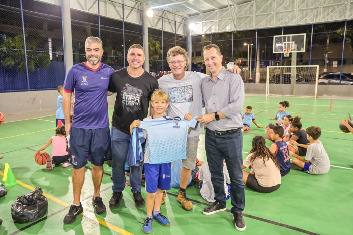 Entrega de uniformes - Escolinha de basquete / Praia do Suá
