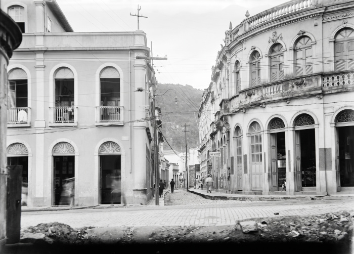 Av. Florentino Avidos com a Rua Gal Osório (antiga R. do Comércio), no Parque Moscoso. Anos 1930