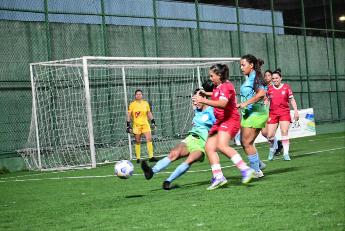 Times femininos Luso Serrano e Vila Nova disputando a vaga para as quartas de final