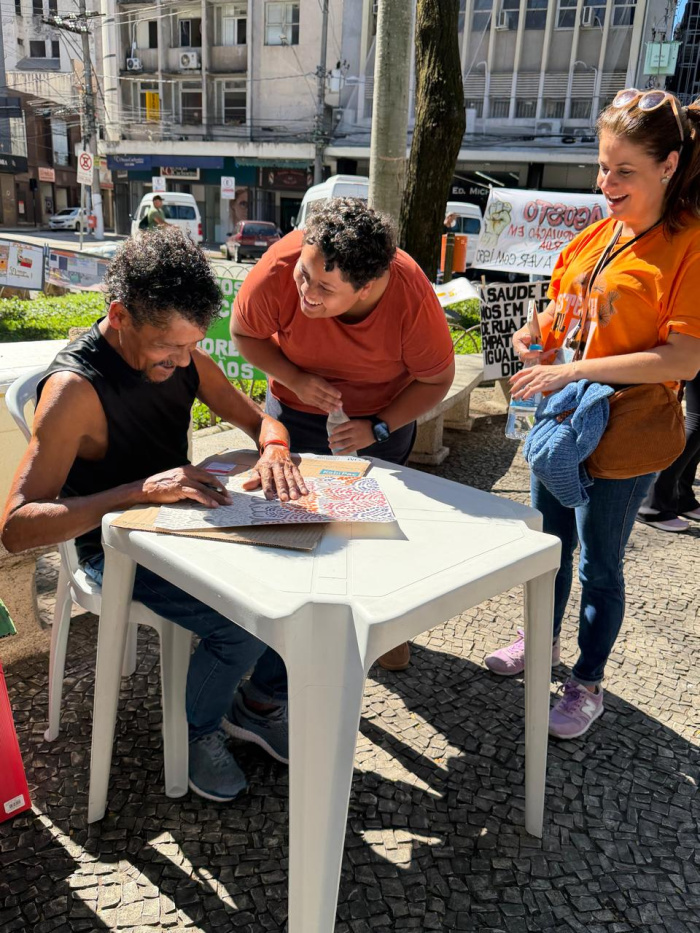 Dia de luta da população em situação de rua colore a praça Costa Pereira