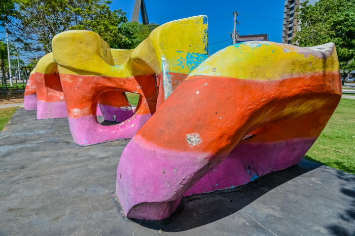O Vitória 360º trata-se de uma escultura anamórfica em concreto armado revestido em argamassa.