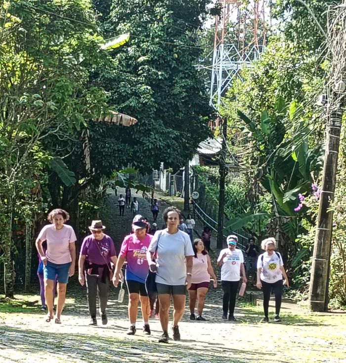Servidores e moradores fazem caminhada em campanha pelo Agosto Lilás no Parque da Fonte Grande