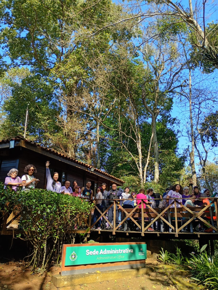 Servidores e moradores fazem caminhada em campanha pelo Agosto Lilás no Parque da Fonte Grande