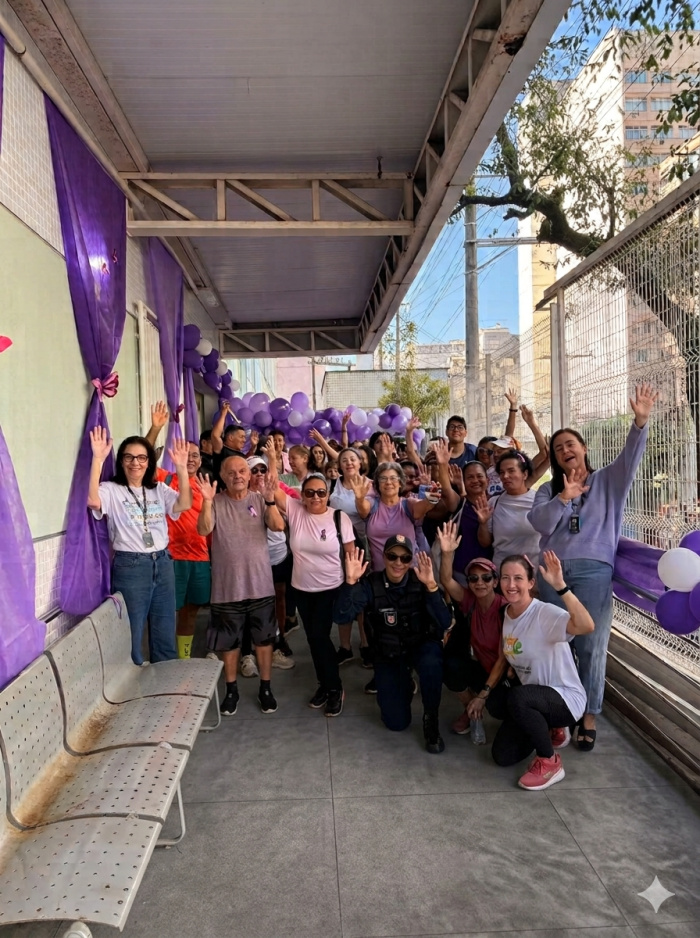 Servidores e moradores fazem caminhada em campanha pelo Agosto Lilás no Parque da Fonte Grande