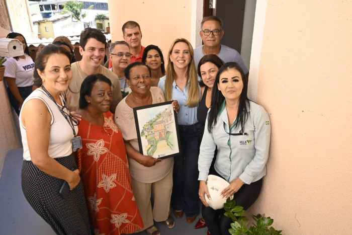 Iracema Marques Machado, de 76 anos, moradora do bairro Bonfim recebe residência reformada