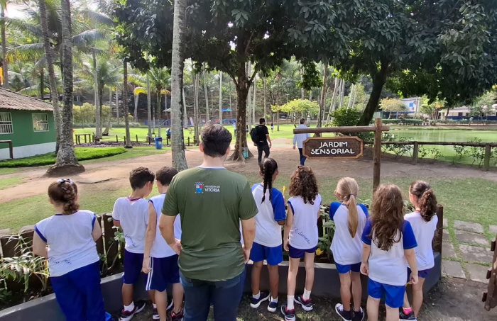 Estudantes trocam saberes em vivência ambiental na Mata Paludosa