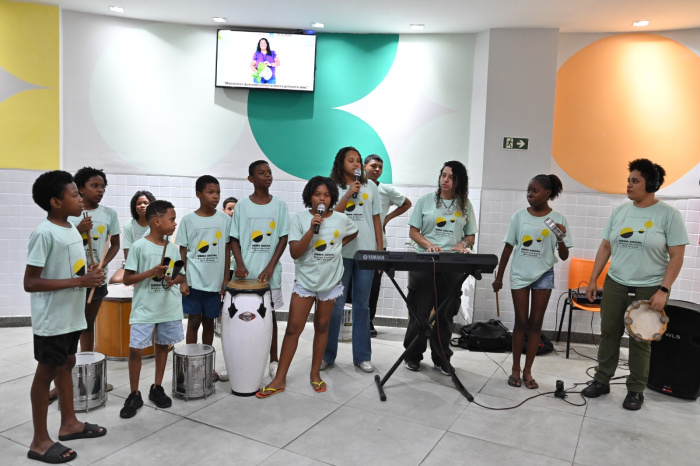 Apresentação de canto e percussão de crianças e adolescentes da Obra Social Nossa Senhora das Graças