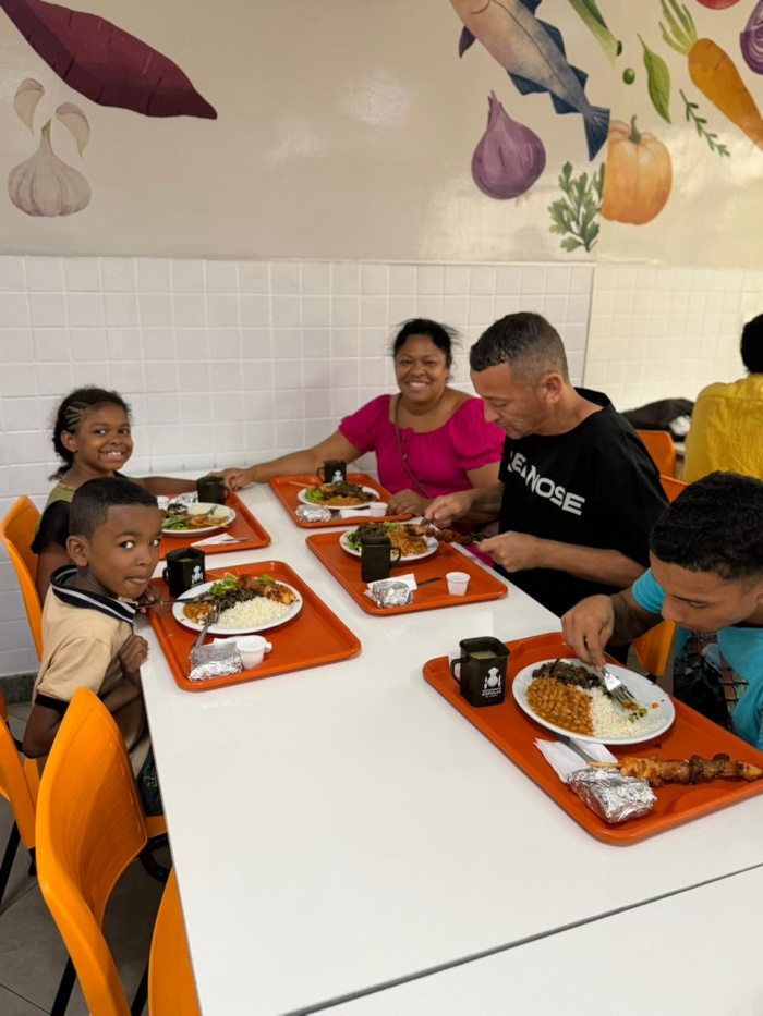 Família de Sara no Aniversário de 1 anodo Restaurante Popular