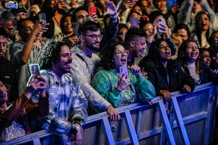 Segundo dia do Celebra Vitória reúne multidão e grandes sucessos na Praça do Papa
