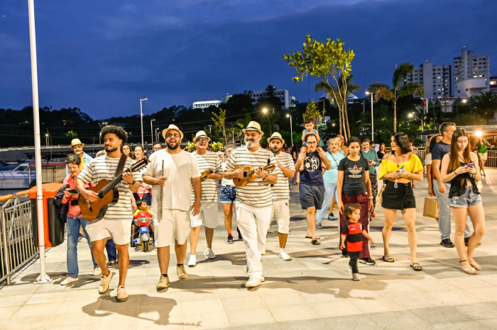 Sarau em movimento: Grupo Sonatha circula no Canal de Camburi aos sábados de setembro.