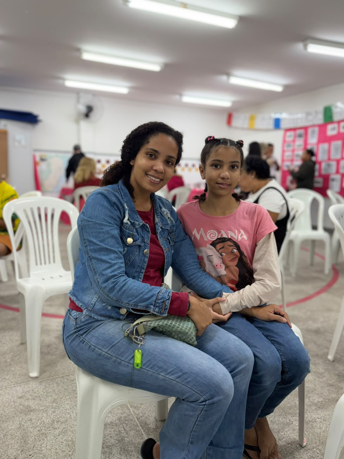 Suellen e a filha no Cine Cras