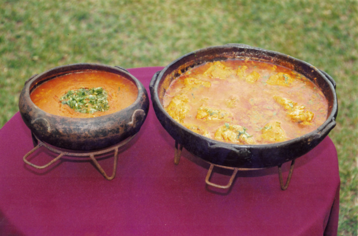 Moqueca capixaba tradicional, acompanhada de pirão. Ambos em panelas de barro. 1999