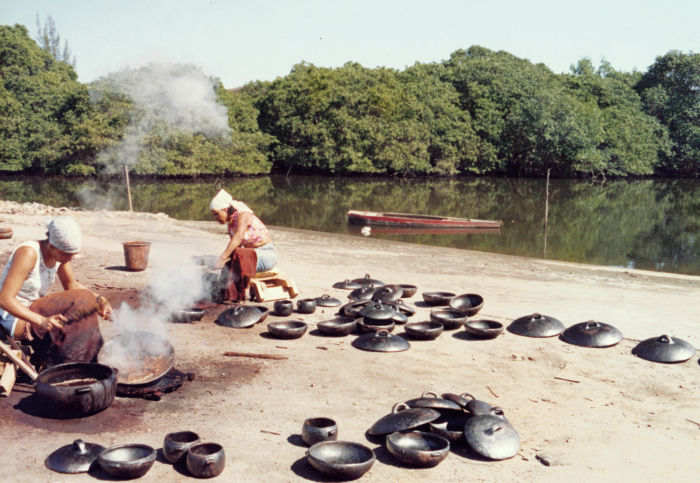 Antes do Galpão das Paneleiras, a queima das panelas de barro era feita à beira do manguezal. 2003