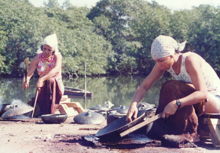 Duas paneleiras na beira do manguezal fazendo a queima das panelas de barro. 2003