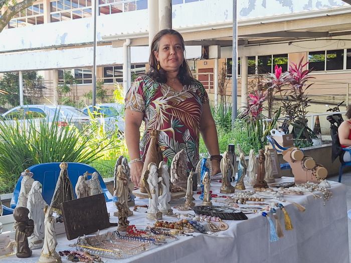 Carla, artesã por trá so ateliê Rosa de Maria
